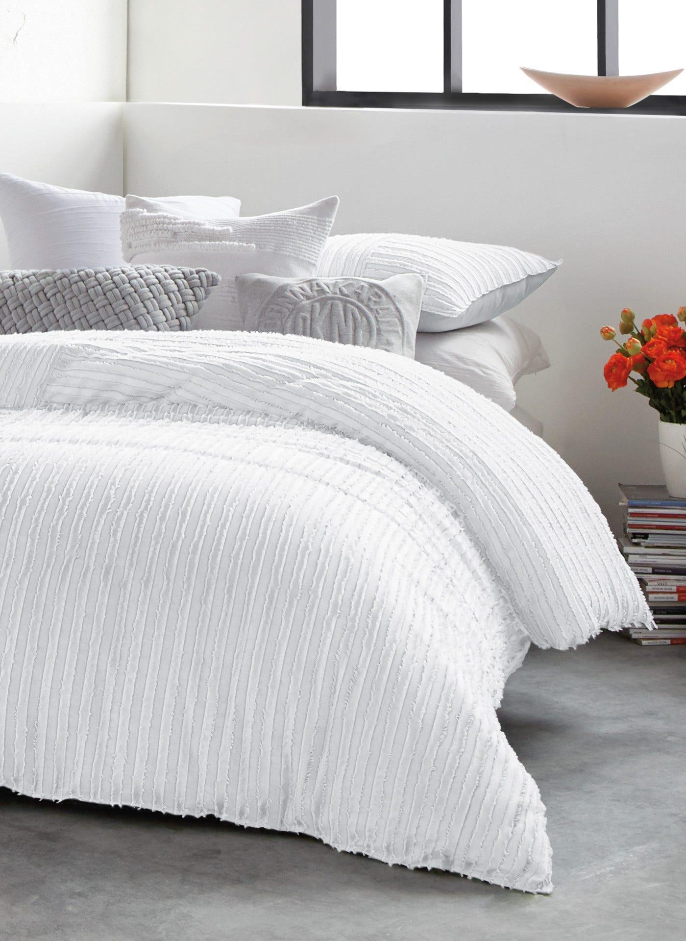 DKNY Clipped Squared Duvet Set in White Size Queen